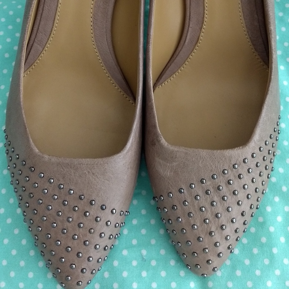 Boutique 9 (Nine West) taupe heels with studs